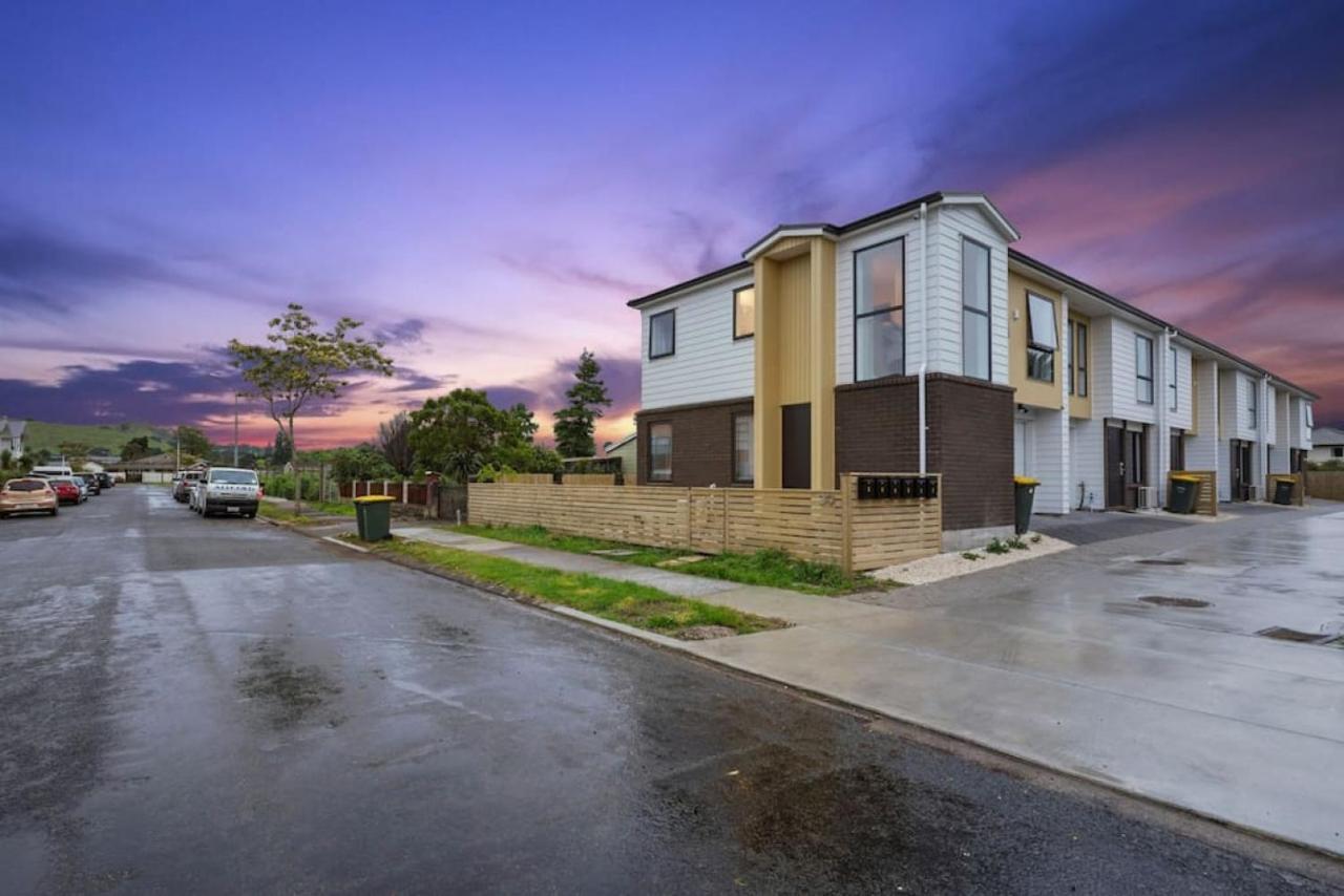 Venture Heights Townhouse With Parking And Patio Auckland Exterior foto